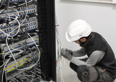 Electricien devant tableau électrique